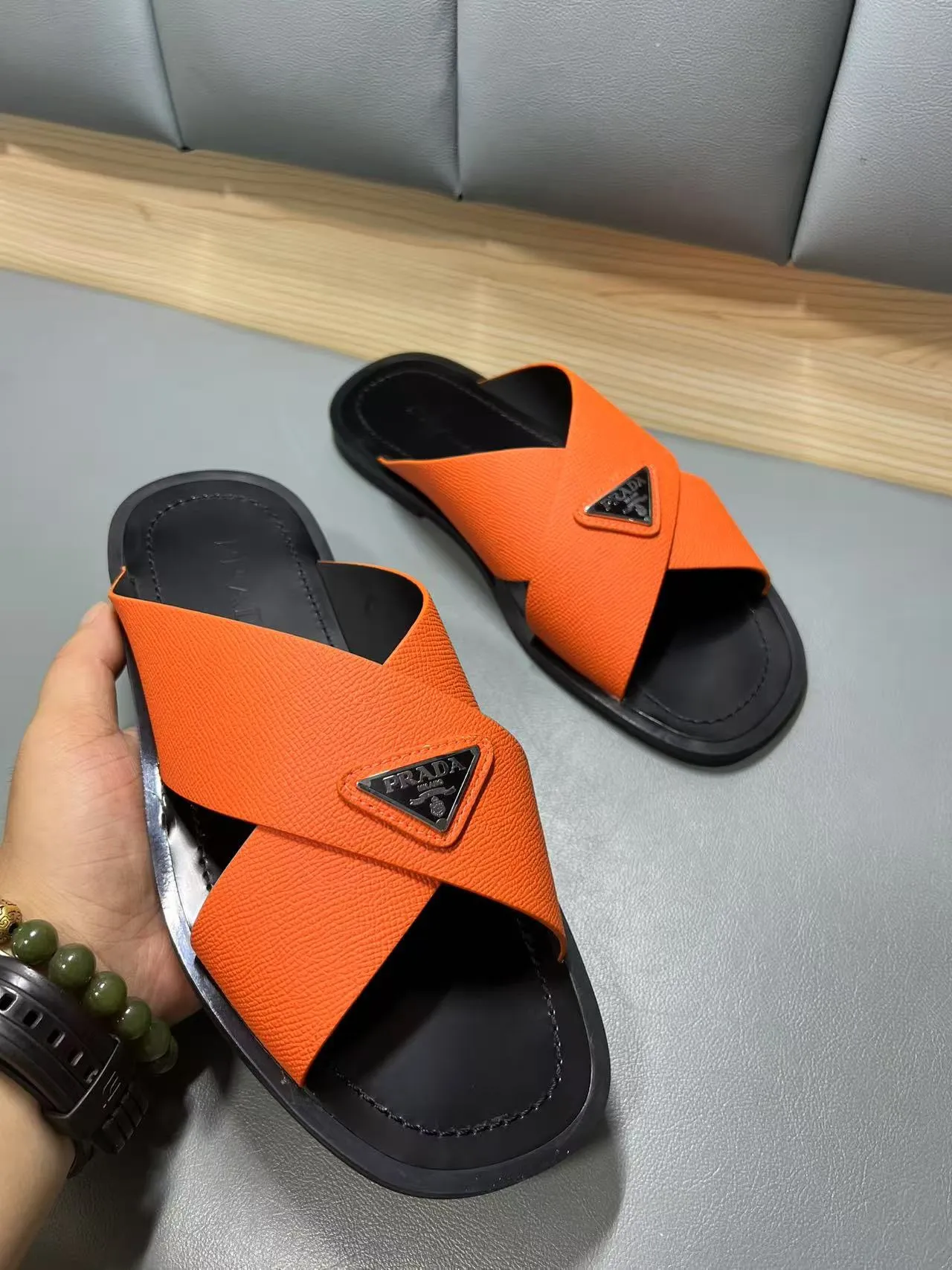340💰PRADA Prada’s latest slippers are synchronized with the official website. This slipper is made of the brand’s unique and iconic Saffiano leather. The brand logo jumps out from the double straps, and the brand style is clearly visible. Cowhide gives men elegant charm and functional design, making it an ideal choice for vacation and leisure. Size:38-45